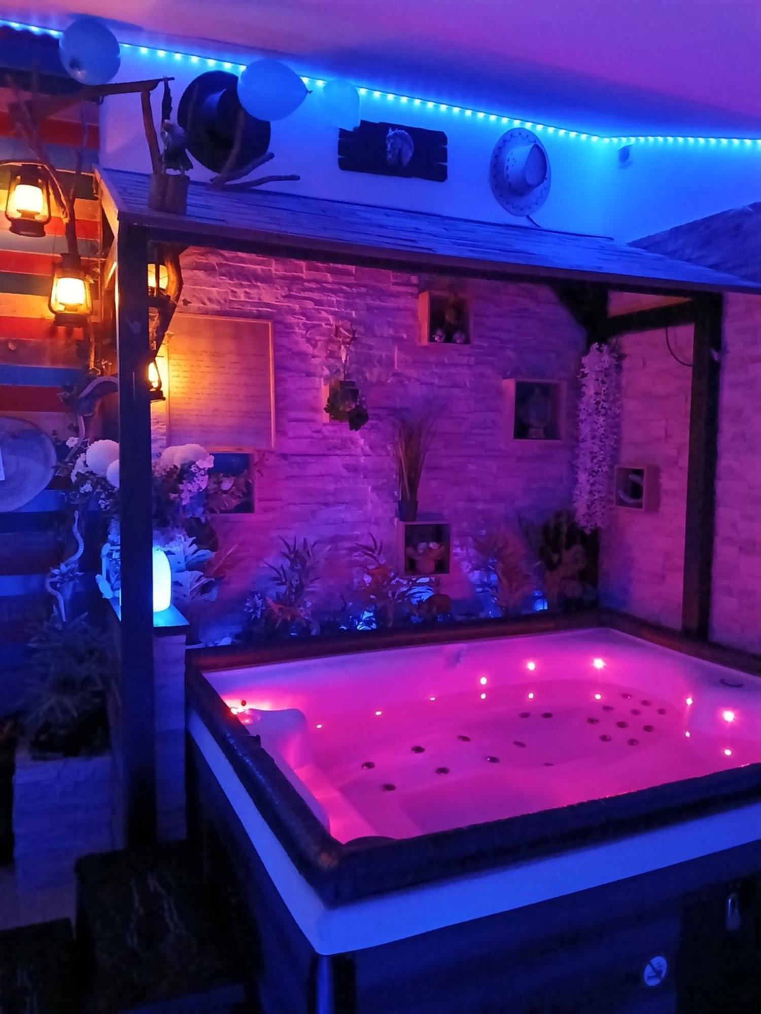L'Histoire De L'Ouest , Jacuzzi Appartement Dole Exterior photo